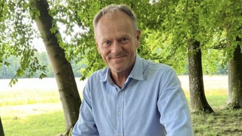 Donald Tusk pozuje z wnuczką na tle kaszubskiego parku