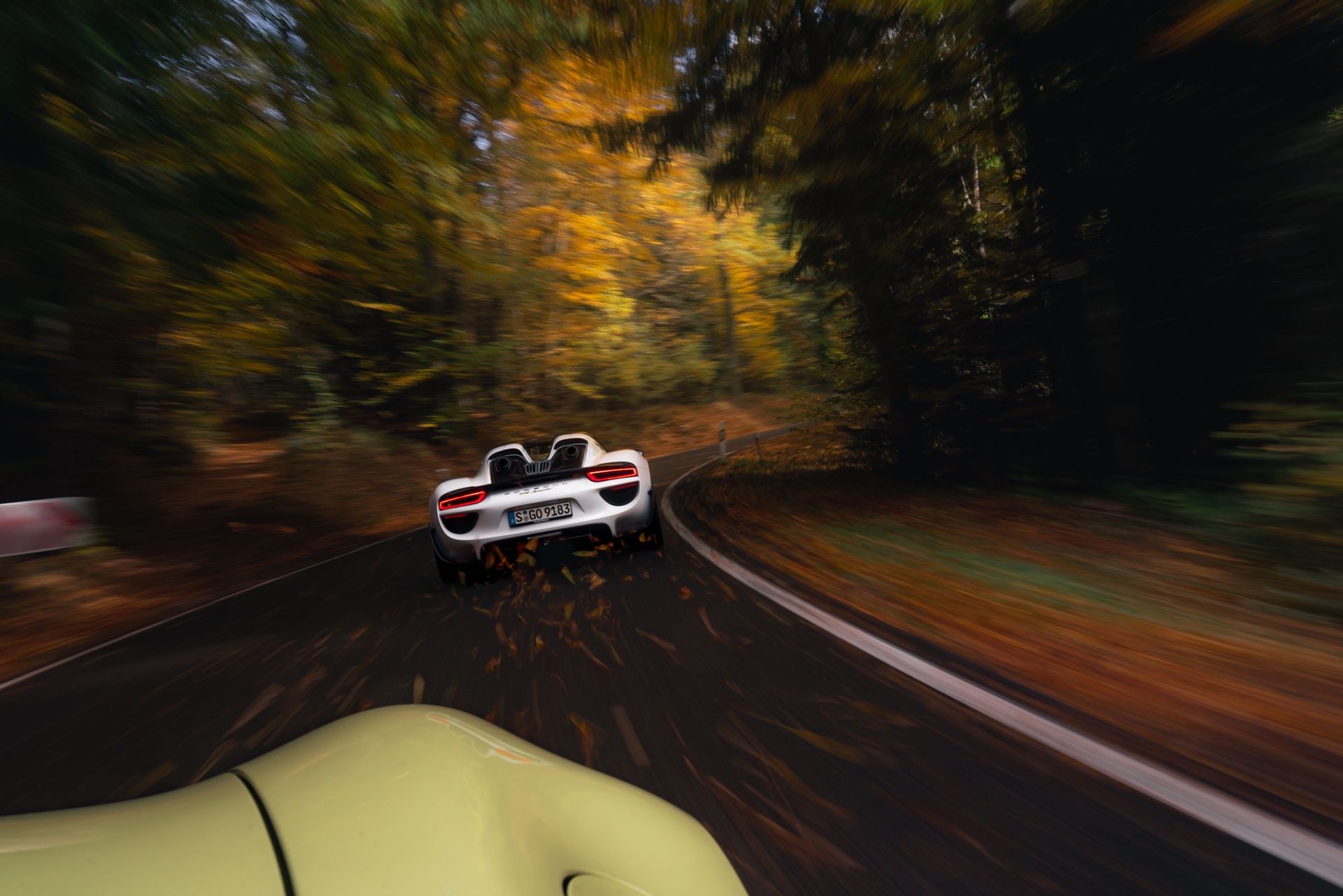 Porsche 918 Spyder vs Porsche 911 Carrera 4 GTS