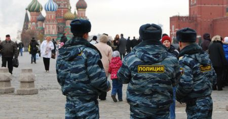 "Niebiesko-żółte włosy to dyskredytacja armii". Tak uważa policja w Moskwie