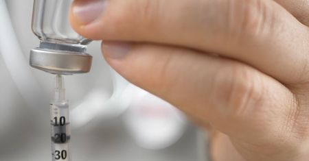 Szczepienie przeciw grypie a koronawirus.  Lekarze wyjaśniają związek