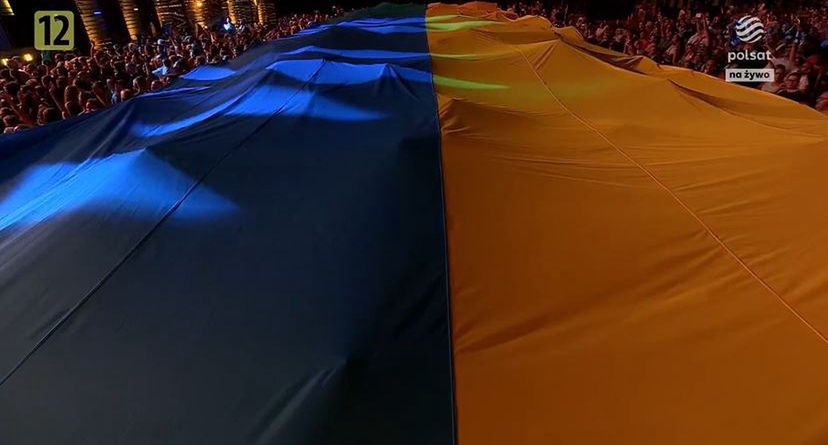 Publiczność rozwinęła ogromną ukraińską flagę 