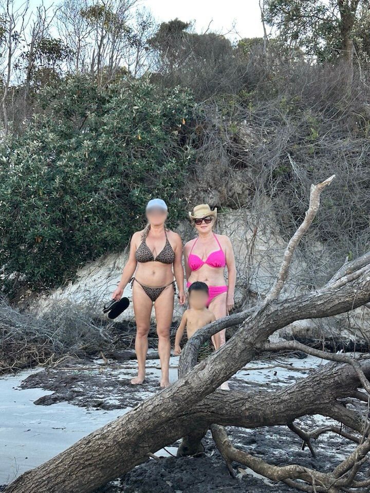 Danuta Martyniuk na plaży w Australii