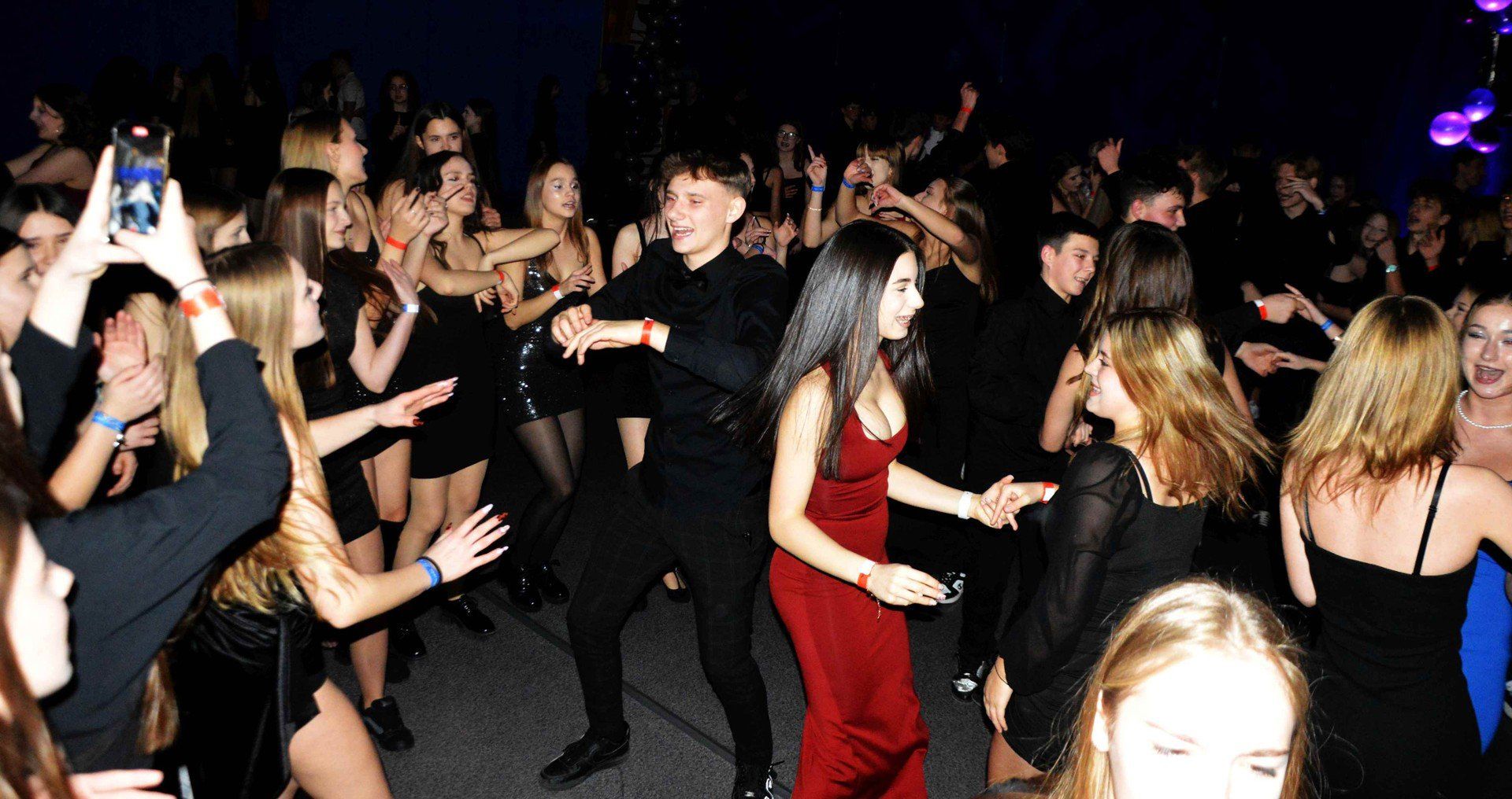 Tak bawiła się młodzież na balu andrzejkowym w II Liceum w Skarżysku - Kamiennej.