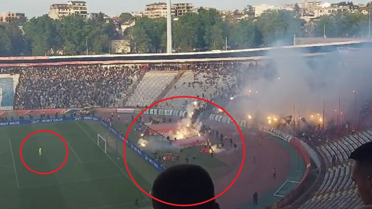 Milan Borjan został obrzucony racami