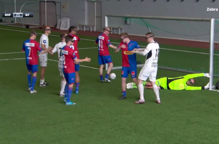 Film dnia. Sensible Soccer w rzeczywistości! Piłkarze widzą boisko z góry: jak wychodzi im gra w piłkę?