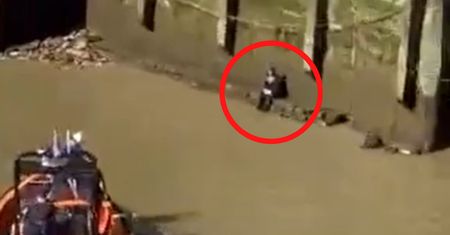 Myśleli, że to manekin. Akcja nad Tamizą. Nagranie obiegło sieć