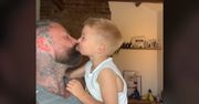 Całuje syna w usta. Ludzie są oburzeni
