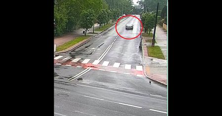 Kierujący wysiadł z jadącego auta. Wszystko się nagrało