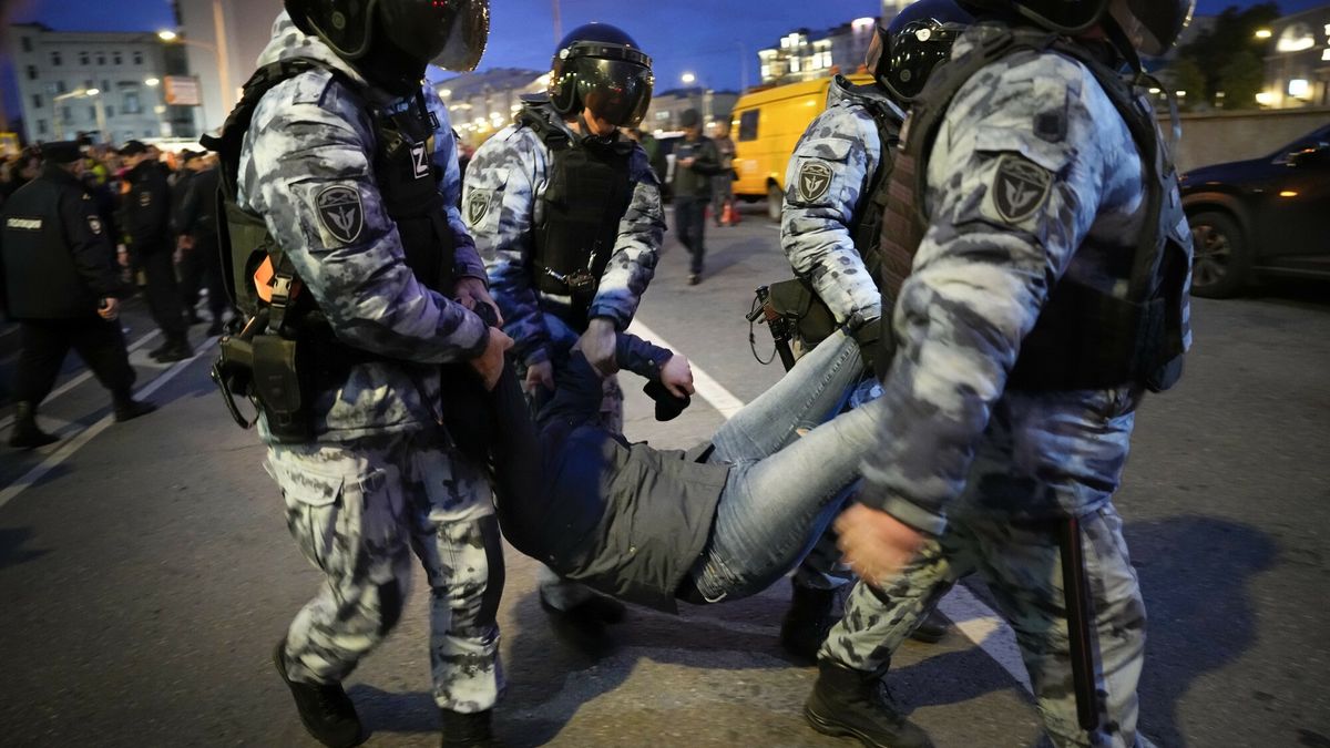 Protesty antywojenne i aresztowania w Rosji
Riot police detain a demonstrator during a protest against mobilization in Moscow, Russia, Wednesday, Sept. 21, 2022. Russian President Vladimir Putin has ordered a partial mobilization of reservists in Russia, effective immediately. He risks a deeply unpopular step that follows humiliating setbacks for his troops nearly seven months after invading Ukraine. (AP Photo/Alexander Zemlianichenko)
Alexander Zemlianichenko