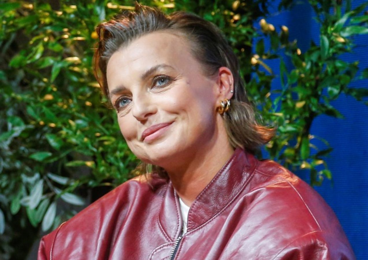 Czerwony płaszcz to klasyk, który nie wyjdzie z mody. Sprawdź, jak noszą go Sokołowska i Cichopek