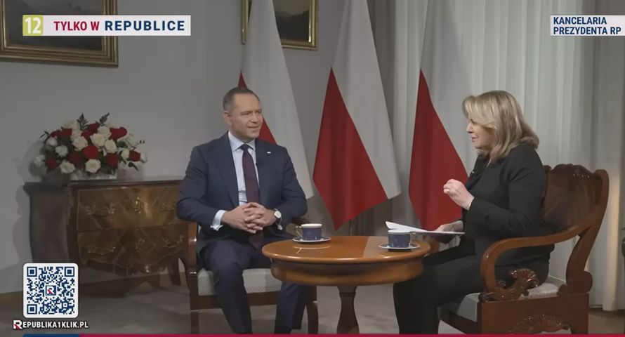 Jak telewizje relacjonowały kampanię? KRRiT: „tylko jedna” stacja po stronie Nawrockiego