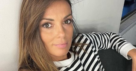 Wskoczyła w minimalistyczne bikini. Tak wygrzewała się nad basenem