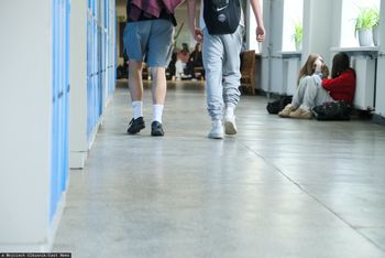 Przemoc w szkołach. "Uczniowie wolą być pobici, niż wykluczeni"