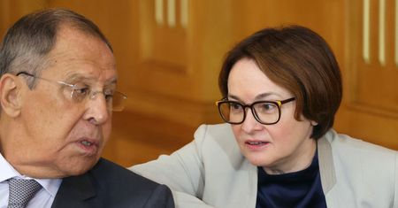 Rosjanie muszą mocniej zacisnąć pasa. Bank Centralny Rosji obniżył prognozy cen ropy