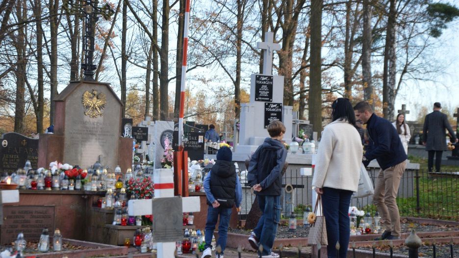 Wielu rodziców przyprowadzało dzieci na mogiłę żołnierzy polskich, poległych we wrześniu 1939 roku podczas walk pod Łączną.