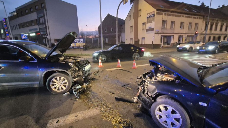 Kobieta i dziecko trafili do szpitala po zderzeniu dwóch volkswagenów w pobliżu B1 (Wojciech Obremski lca.pl)