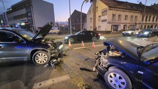 Legnica: Zderzenie dwóch samochodów zakończyło się hospitalizacją kobiety i dziecka