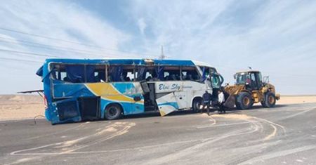 Autokar z Rosjanami zderzył się z TIR-em w Egipcie. Dwie osoby nie żyją