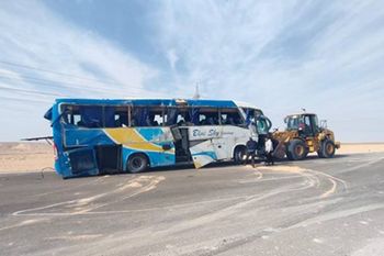 Autokar z Rosjanami zderzył się z TIR-em w Egipcie. Dwie osoby nie żyją