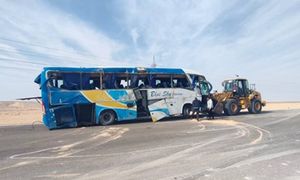 Autokar z Rosjanami zderzył się z TIR-em w Egipcie. Dwie osoby nie żyją