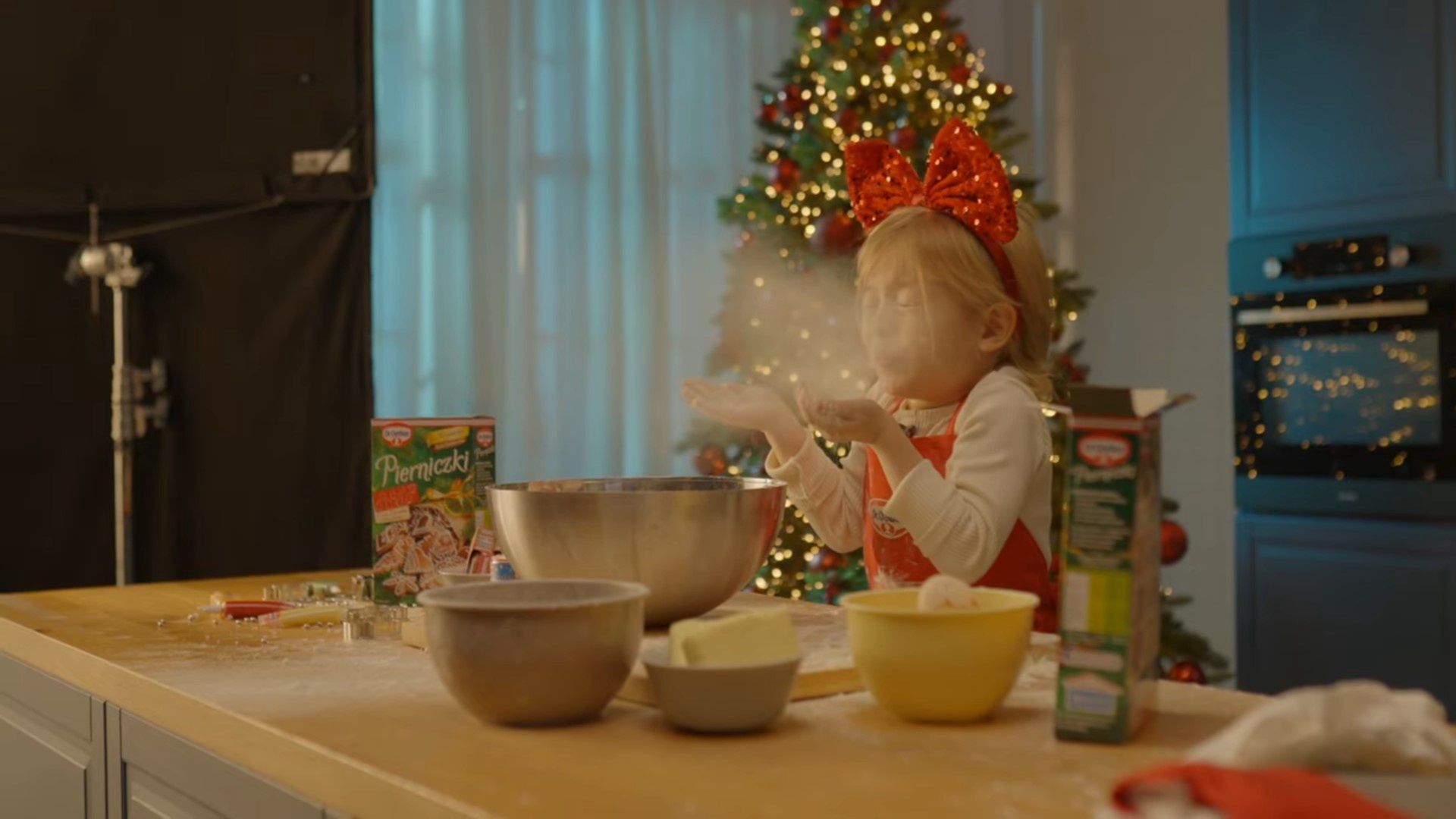 Klaudia Halejcio z córką na planie świątecznej reklamy