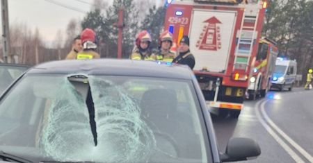 Bryła lodu spadła z ciężarówki. Przebiła szybę i raniła kobietę