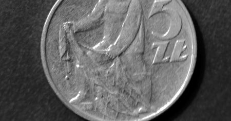 Hit aukcji. Moneta o nominale 10 zł warta tyle, co dobry samochód