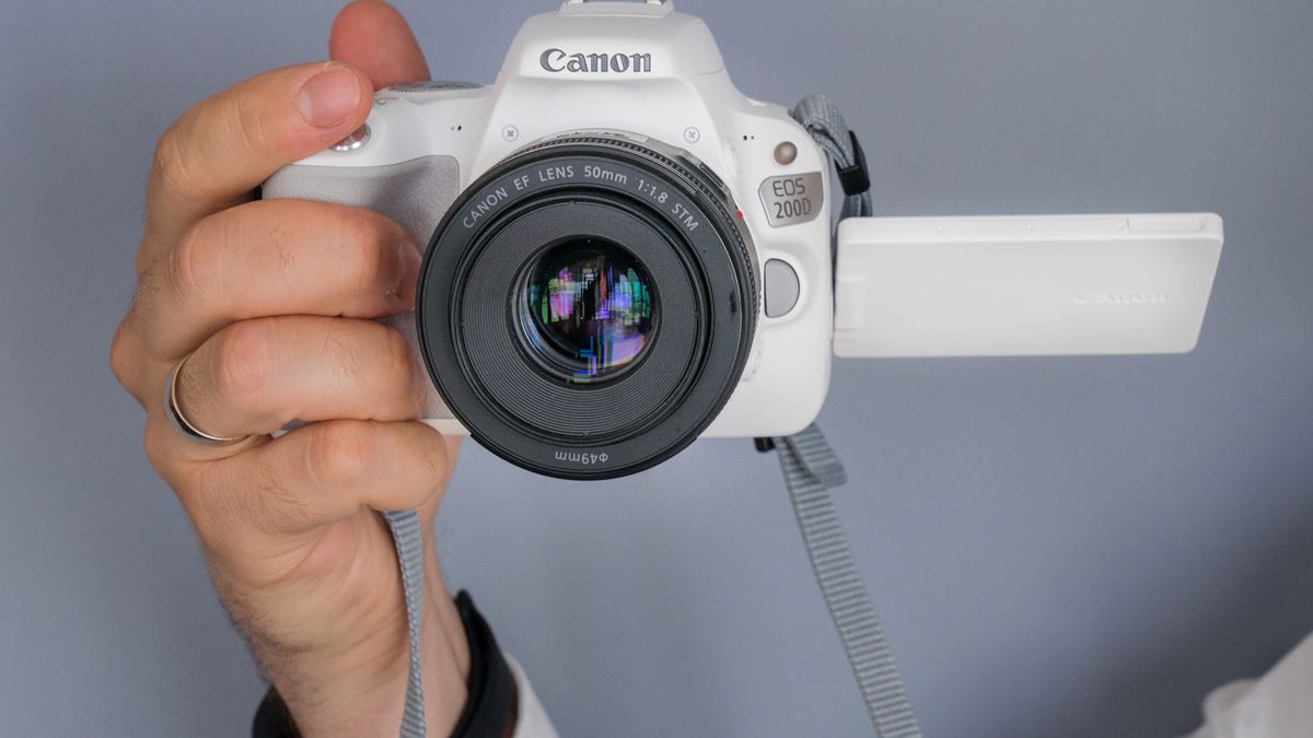 Canon EOS 200D - najlżejsza lustrzanka z odchylanym ekranem w naszych rękach 1