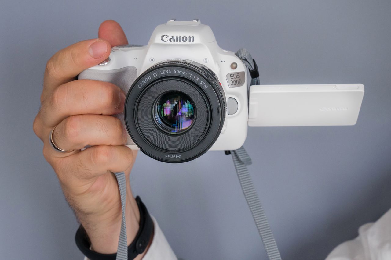 Canon EOS 200D - najlżejsza lustrzanka z odchylanym ekranem w naszych rękach