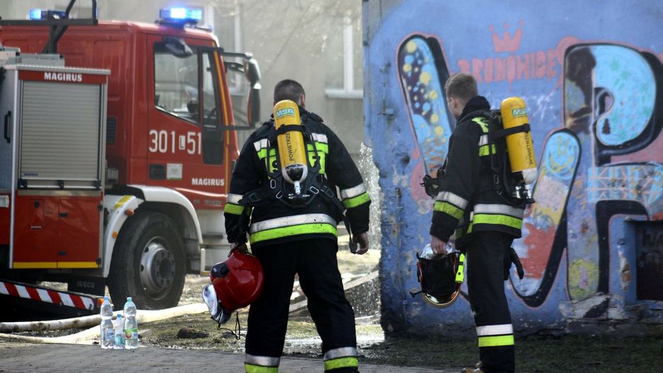 Pożar w bloku na Mokotowie. Dwie osoby ranne