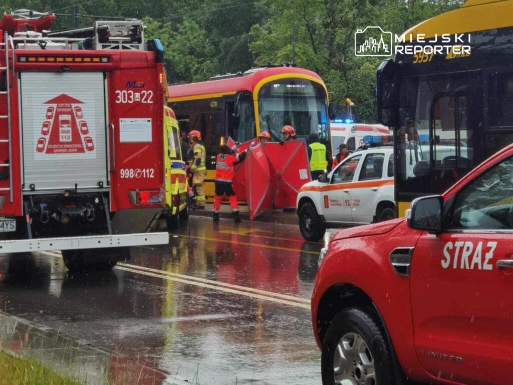 Warszawa: Śmieciarka zderzyła się z tramwajem na Mokotowie. Kierowca wypadł pod koła pojazdu