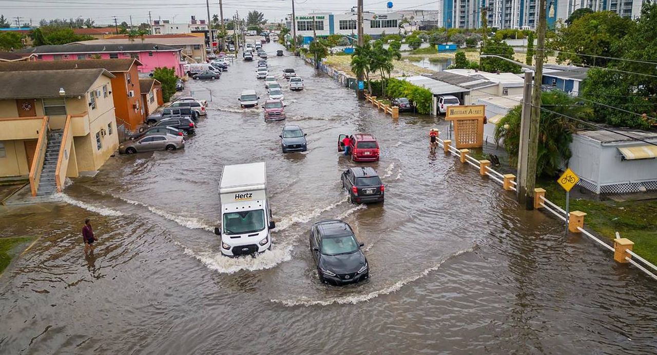 Severe flood crisis in Florida: heavy rains cause power shortages