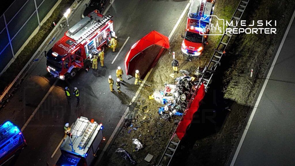 Czołowe zderzenie na A2. Auto jechało pod prąd. Dwie osoby nie żyją