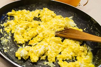 Robię na niej jajecznicę. Jest dużo zdrowsza, niż ta na maśle lub oleju