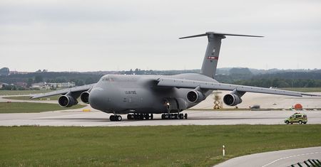 Największy samolot transportowy USA znowu w Polsce. Gigant lądował w Poznaniu