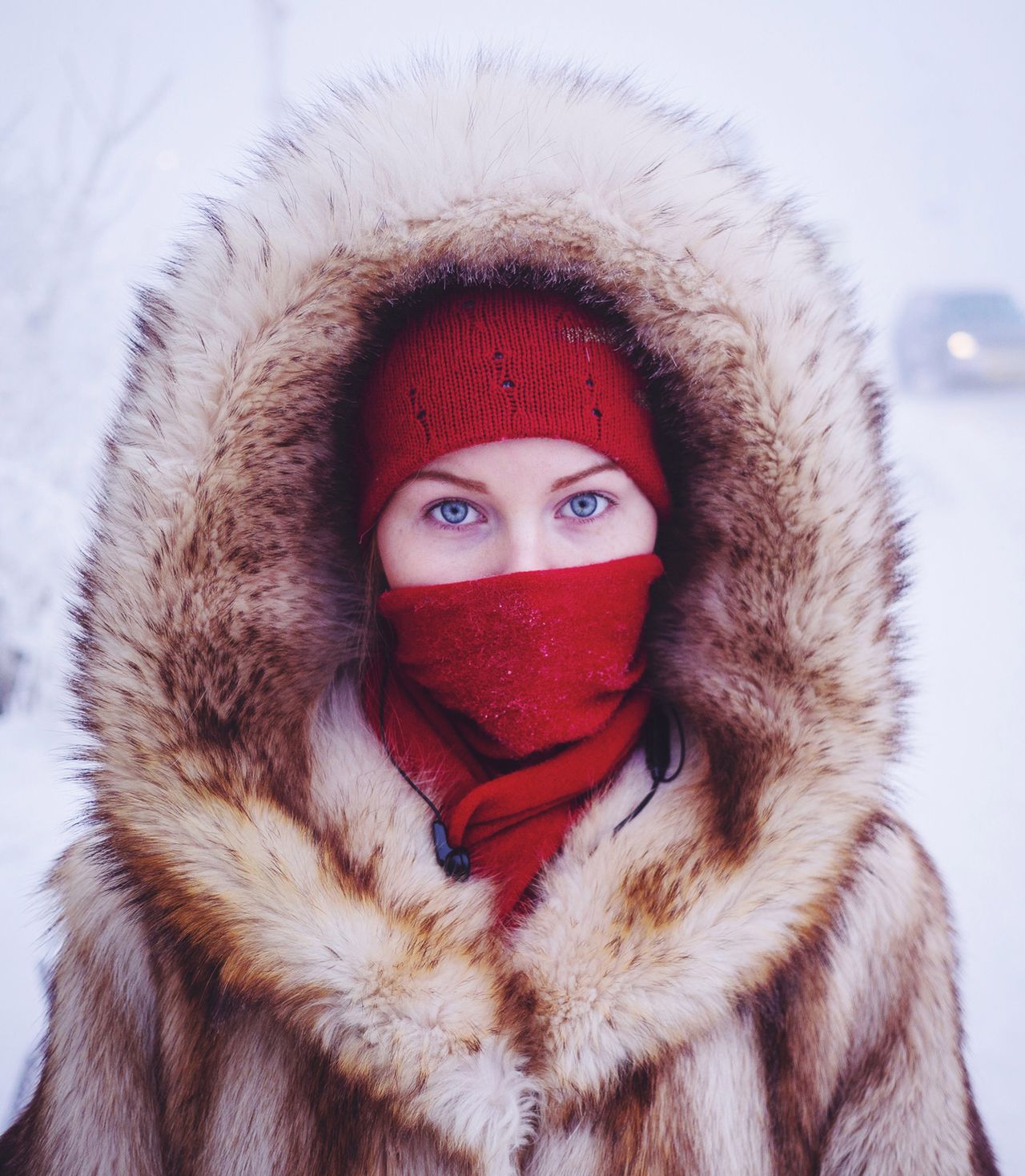 „Miałem na sobie cienkie spodnie, kiedy pierwszy raz wyszedłem na zewnętrz do - 47 °C . Pamiętam to uczucie, kiedy zimno jakby fizycznie chwytało mnie za nogi. Drugim zaskoczeniem był fakt, że od czasu do czasu moja ślina zamarzała w kształt igieł, które sterczały z moich ust" - powiedział Amos Chapple w rozmowie z serwisem weather.com.