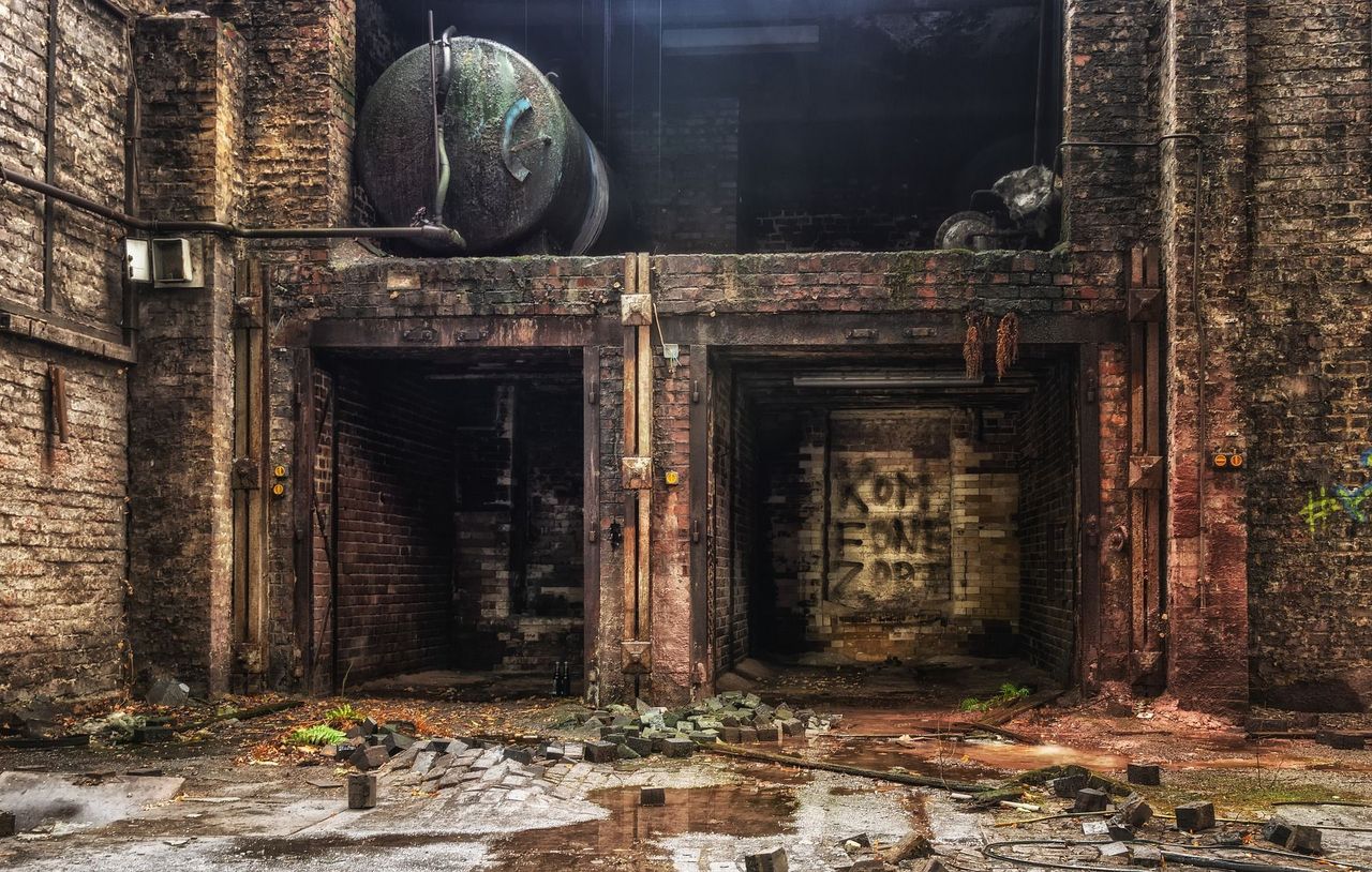 Bojlery w opuszczonej fabryce