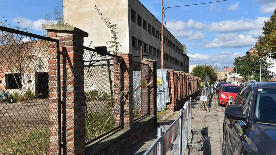 Na działce od strony ulicy Bandrowskiego trwają prace przygotowawcze do rozbiórki budynku po dawnym Owintarze