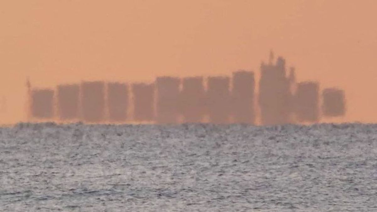 Plażowicze dostrzegli na horyzoncie "pływające miasto"