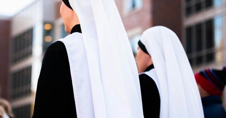 "Państwo policyjne" w klasztorze. Wstrząsający raport z Paryża