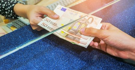 Zwolnili kasjera, bo obrażał klientów. Włoski sąd nakazał przywrócić go do pracy