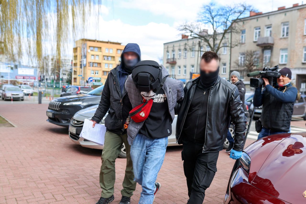 Horror w Częstochowie. Matka i ojczym ośmiolatka usłyszeli zarzuty. Na zdjęciu: ojczym chłopca w asyście policjantów przed przesłuchaniem w Prokuraturze Okręgowej w Częstochowie