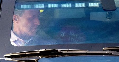 Trump ukrywał się przed fotografami. Niecodzienne obrazki z Florydy