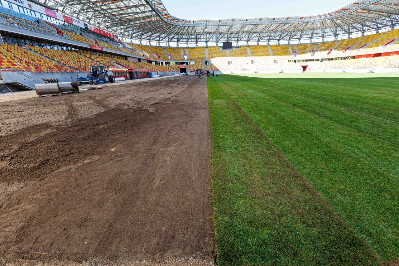 Białystok: Na Chorten Arenie jest już nowa murawa. Przyjechała z Holandii