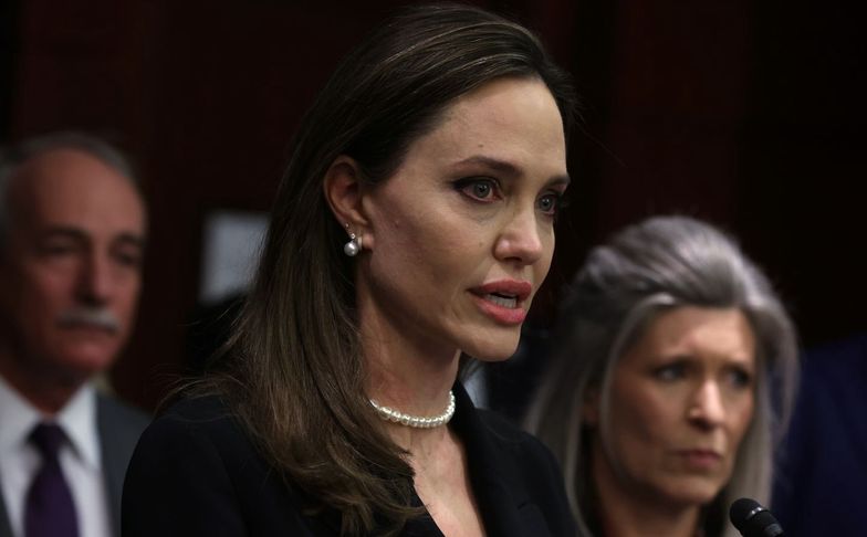 Angelina Jolie pisze o "wyjątkowym kamieniu". Bawią się tym ukraińskie dzieci
