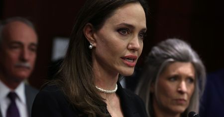 Angelina Jolie pisze o "wyjątkowym kamieniu". Bawią się tym ukraińskie dzieci