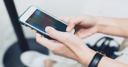 Telefon na emeryturę? Polacy wymieniają smartfony rzadziej niż myślisz