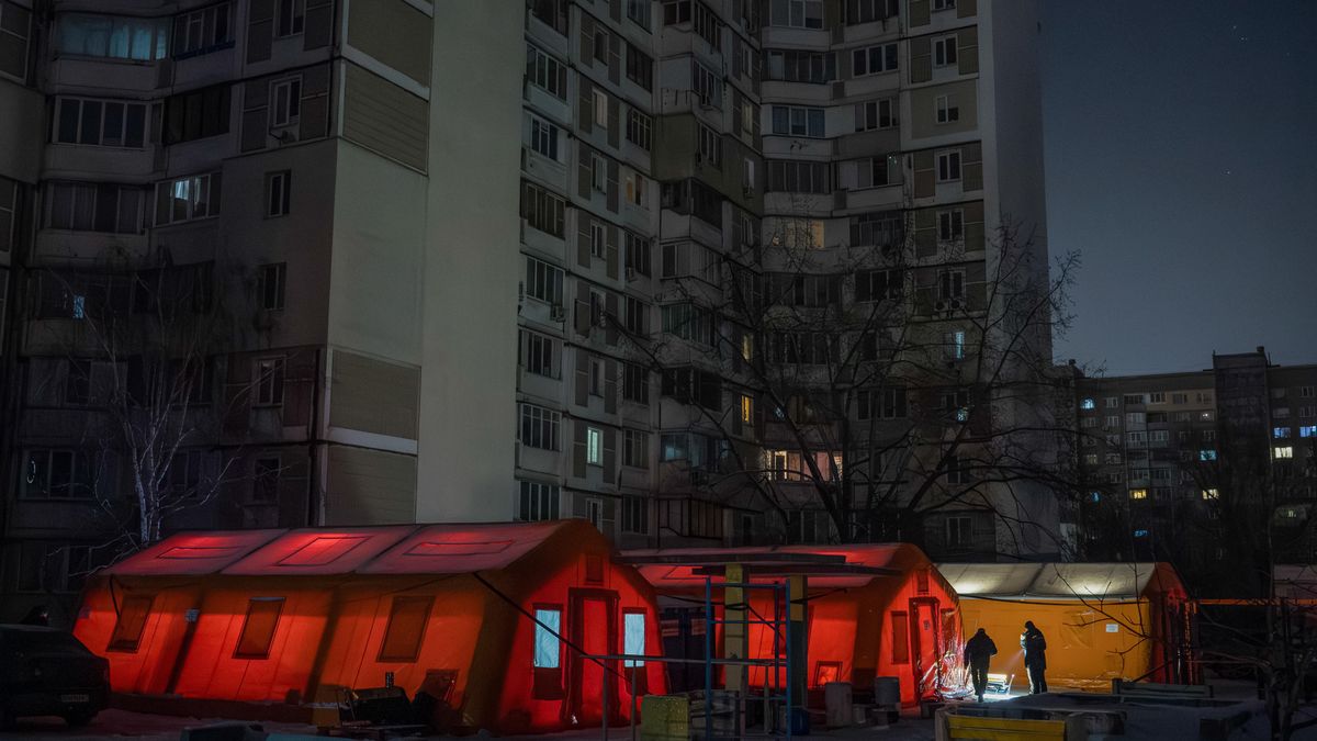 przerwa w dostawie pr�du
Vladyslav Musiienko
agresja Rosji, atak Rosji na Ukrain�, awaryjna, bez pr�du, blackout, blok, budynek, inwazja rosyjska, konflikt zbrojny, kryzys energetyczny, mieszkalny, namiot, namoty, od��czenie pr�du, osiedle mieszkaniowe, sytuacja w Ukrainie, Wojna na Ukrainie, wojna w Ukrainie, zima