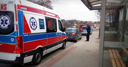 Roztrzęsiona matka i dziecko na przystanku. Dramat w Krakowie