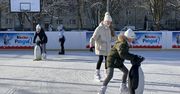 Sandomierz: Zabawa na lodowisku. Na tafli dzieci i młodzież
